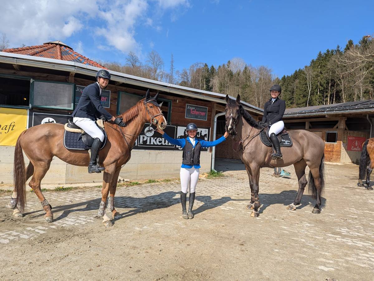 1. Platz: Noah Domaingo mit The Great Gatsby D; 2. Platz: Jolina Moser-Spitzenstätter mit Dolores Felicitas; 3. Platz: Sophie Schinnerl mit Jeanne d‘ Arc (Foto: privat)
